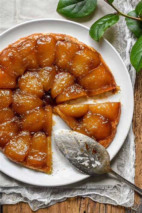  Tarte Tatin:  A Decadent Dessert Combining Caramelized Apples and Flaky Pastry Perfection!