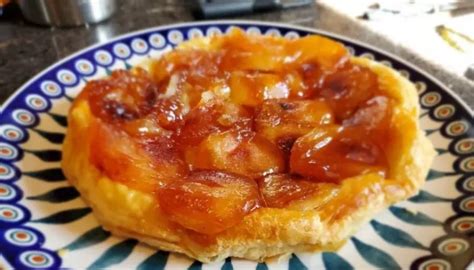  Tarte Tatin:  A Decadent Dessert Combining Caramelized Apples and Flaky Pastry Perfection!