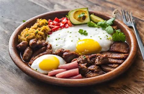  Bandeja Paisa: A Symphony of Colombian Flavors Exploding with Savory Depth and Hearty Abundance!