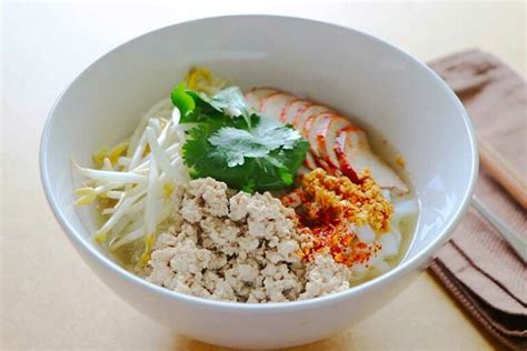  ก๋วยเตี๋ยวหมูแดงของยฺว่ยาง: ลองสัมผัสรสชาติเข้มข้นและความนุ่มละลายในอุราของเนื้อหมู!