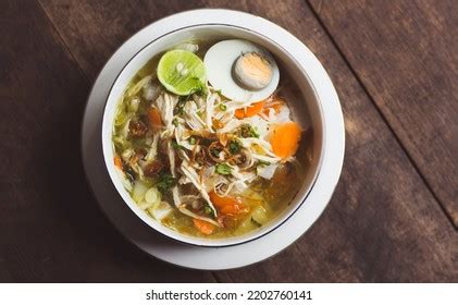  Soto Banjar! สุดยอดซุปเนื้อไก่หอมกลมกล่อมและเครื่องเทศที่ตื่นตาตื่นใจ